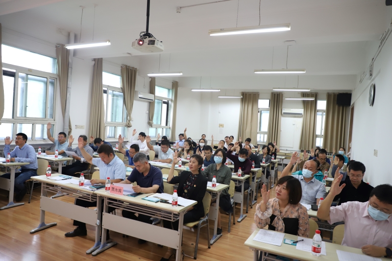必赢中国官方网站召开第五届教职工代表大会第四次会议-2.JPG