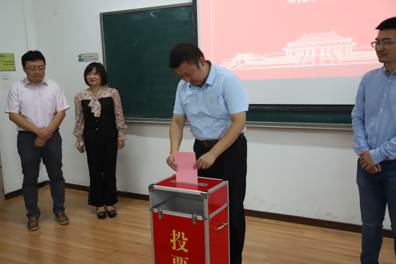 必赢中国官方网站召开第五届教职工代表大会第四次会议-3.JPG